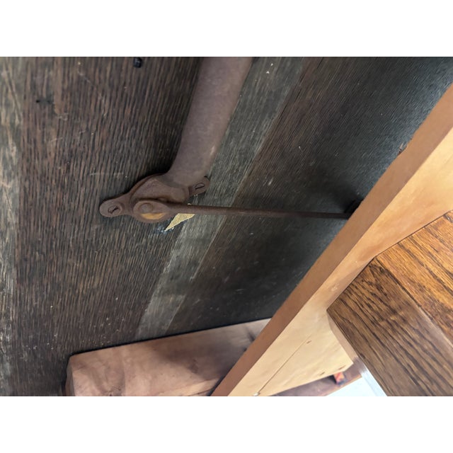 Antique Victorian 44” Round Quarter Sawn Tiger Oak Coffee Table Cocktail Table For Sale - Image 11 of 14