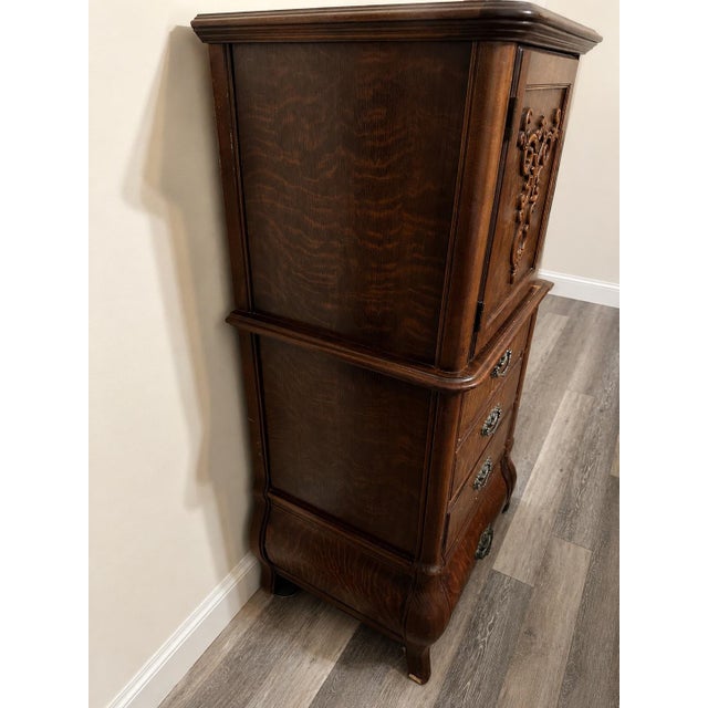 Vintage tiger oak dresser with mirror and marble top from the 20th century. Eight drawers: 4 small and 4 larger with a...