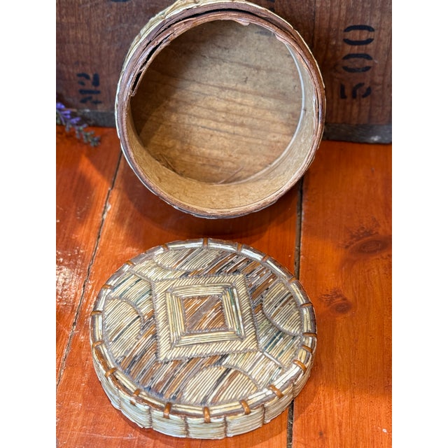 Early Mi’kmaq Quill Box c.1830 Vegetative Dyes Quills on Birch Bark Box With Geometric Pattern For Sale - Image 10 of 12
