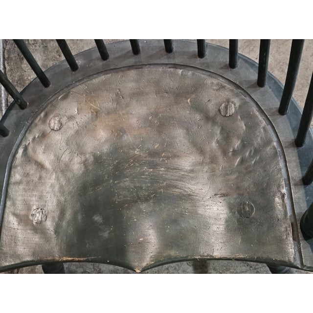 Mid 20th Century Eldred Wheeler Green Fan Back Carved Windsor Arm Chair Bench Made New Hampshire For Sale In Cleveland - Image 6 of 7