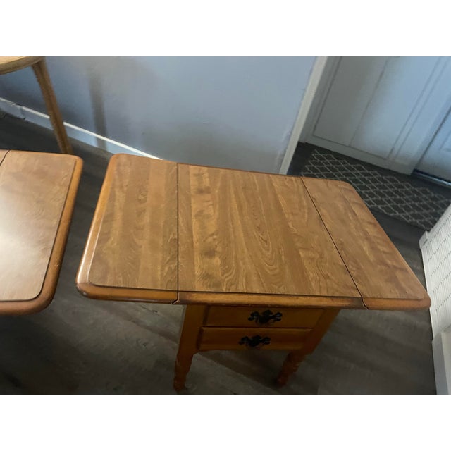 Pair of Ethan Allen Heirloom Nutmeg Maple Drop-Leaf End Tables – Early American Colonial For Sale In San Francisco - Image 6 of 6