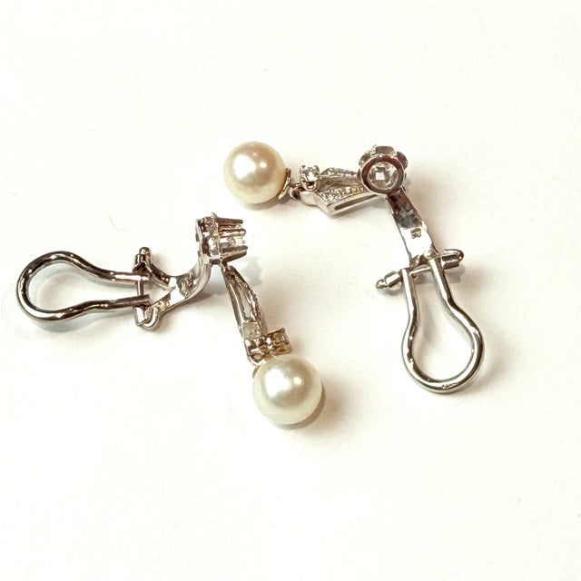 1940s Platinum Diamond and Pear Lever Back Drop Earrings 1 Inch Long, A Pair For Sale - Image 10 of 14