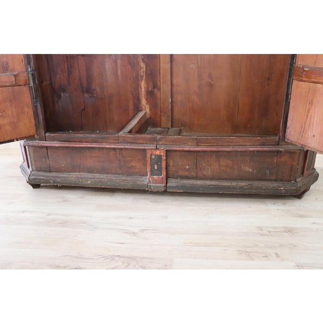 We present this fantastic antique wardrobe with the date 1828 on the front, a rare wardrobe with a timeless antique charm!...