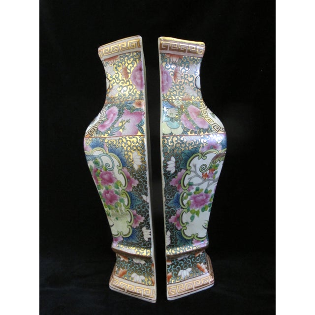 Chinese Famille Rose Medallion Bird & Flower Design Wall Pocket Vase Pair For Sale - Image 4 of 15