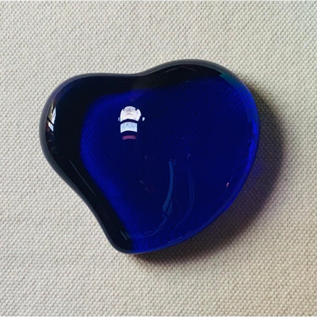 Vintage Elsa Peretti for Tiffany & Co. Cobalt Blue Murano Glass Heart Paperweight, c.1980, Original Box For Sale - Image 14 of 18