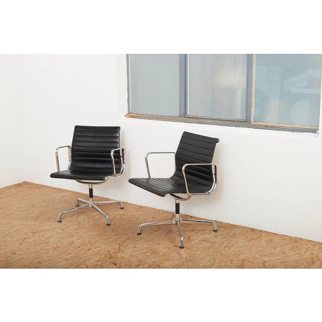 Swivel Chair EA 104 in Chrome-Plated Aluminum and Black Leather Upholstery by Ray and Charles Eames for Vitra, 1958 For Sale - Image 16 of 18