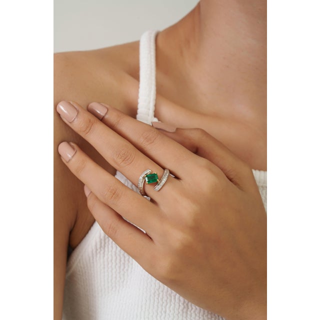 Art Deco 1.01ct Deep Green Emerald Diamond 18k Two-Tone Gold Bypass Wrap Ring Size 8 For Sale - Image 3 of 16