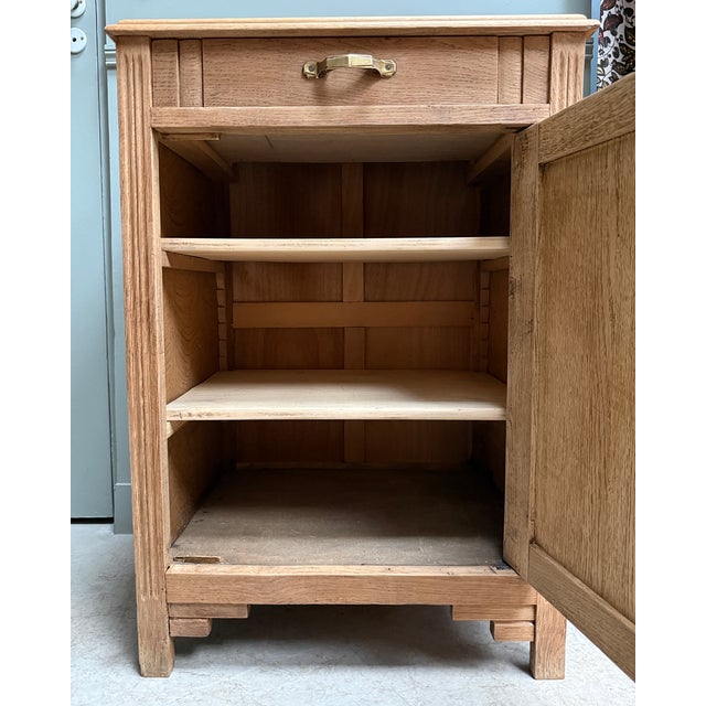 This art deco oak jam cupboard captivates with its balanced lines and sculpted decoration, emblematic of the art deco...