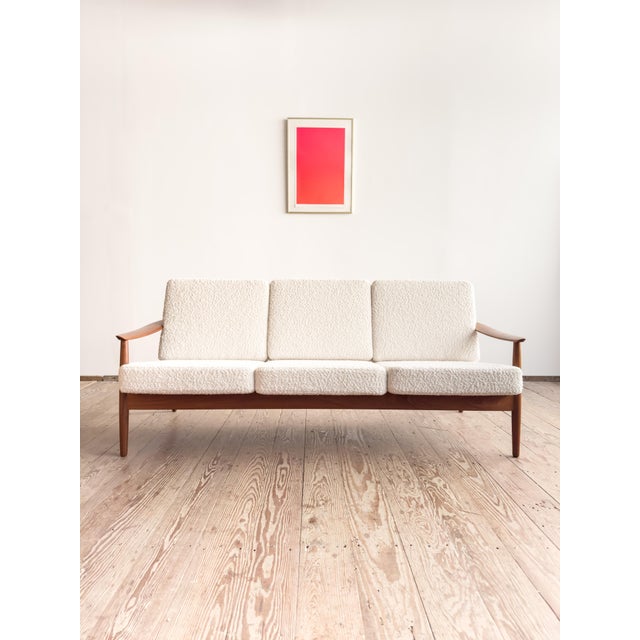 Dimensions: approx. 164 × 78 × 78 × 44 cm (width × depth × height × seat height) Elegant 3-seater sofa from the 164...