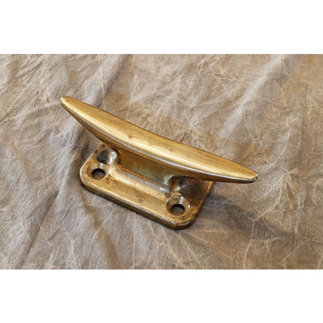 The base is flat and measures 19cm long and 14cm wide