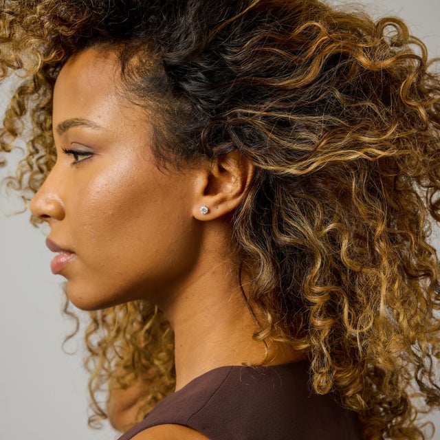 1990s Vintage 1.20 Carat Diamond Platinum Stud Earrings, A Pair For Sale - Image 5 of 6