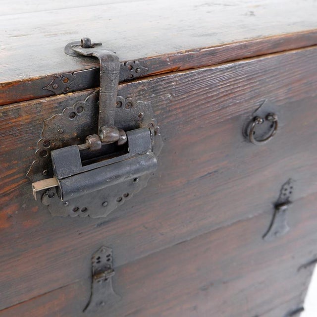 Asian Wooden Chest with Decorative Fittings, in Good conditions. Designed 1890 to 1919