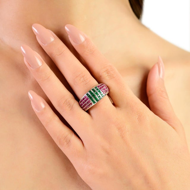 Art Deco Natural Emerald & Ruby Statement Dome Band Ring in 925 Silver - Size 7 For Sale - Image 4 of 11