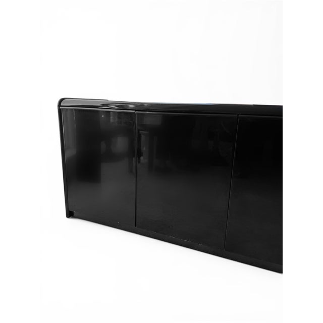 This striking Italian postmodern sideboard from the 1980s embodies the bold sophistication and sculptural minimalism...