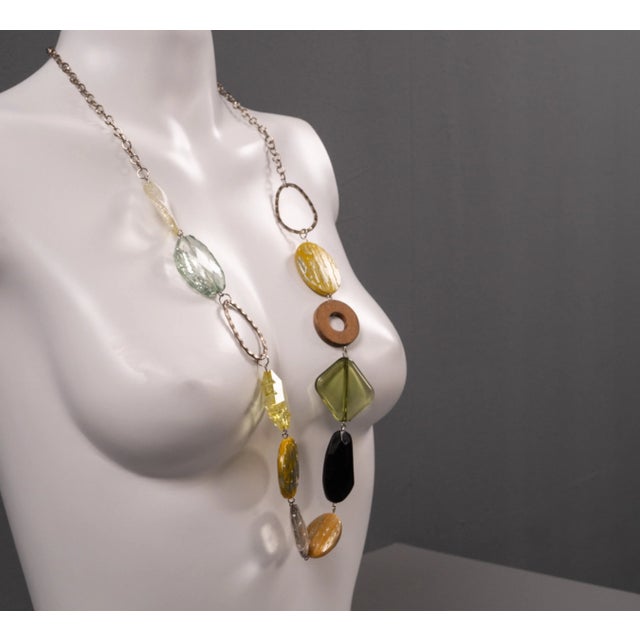 This elegant, long costume jewelry necklace combines the charm and colorful splendor of the 80s with a modern touch. Its...