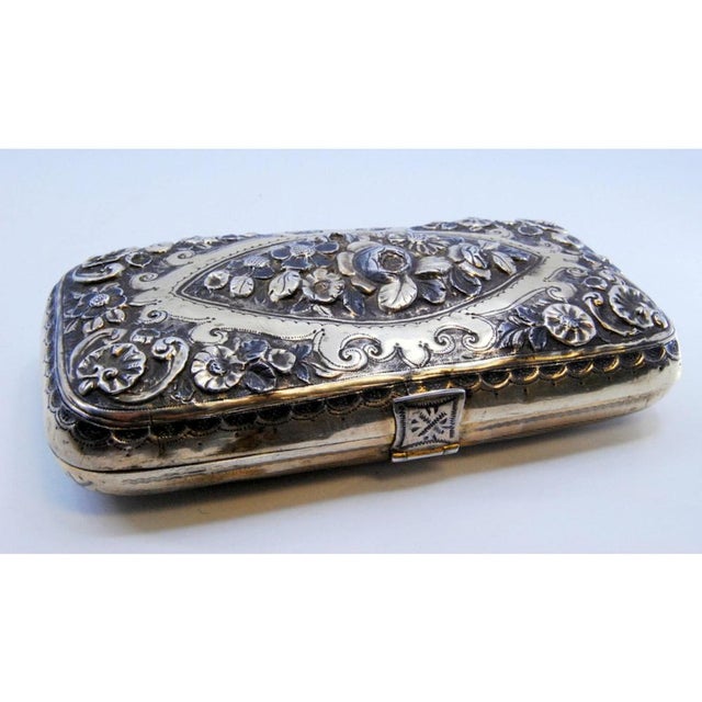Cigar Case in Gilded Silver with Floral Reliefs, Guilloche Back with Asymmetrical Designs and Velvety Interior For Sale - Image 5 of 8