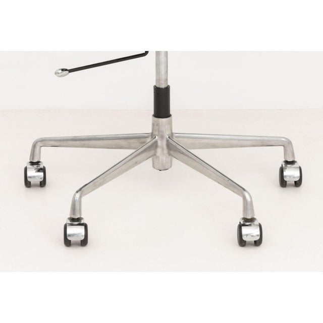 Eames Charles and Ray Eames Aluminum Group Office Chair For Sale - Image 4 of 8