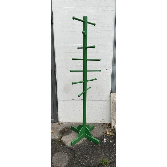 Coat hanger in green lacquered wood. Attributed to Ettore Sottsass. 60s design. Height 180cm Base 60x60cm Good condition....