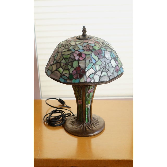 Auburn Vintage Tiffany-Style Cobweb Artisanal Lead Glass Lamp With Heavy Mosaic Base For Sale - Image 8 of 13