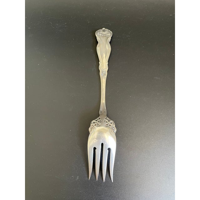 Art Nouveau Wm Rogers & Son Arbutus Silverplate 1908 Cold Meat Serving Fork For Sale - Image 3 of 9