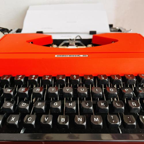 Vintage Portable Underwood 35 Typewriter For Sale - Image 5 of 11