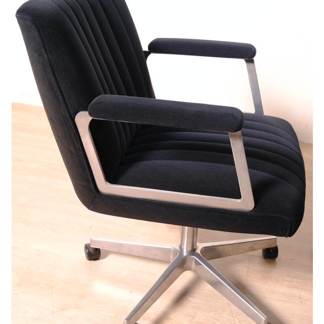 Metal Swivel Desk Chairs in Blue Velvet in the style of Osvaldo Borsani, 1970s, Set of 2 For Sale - Image 7 of 18