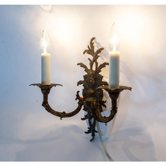 Victorian 1940s Cast Brass Acanthus Leaves 2-Light Sconce For Sale - Image 3 of 11