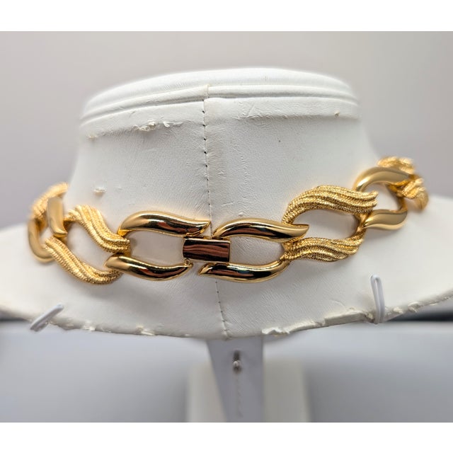 1990s Vintage 1992 Signed Napier Goldtone Smooth & Textured Link Collar Necklace For Sale - Image 5 of 10