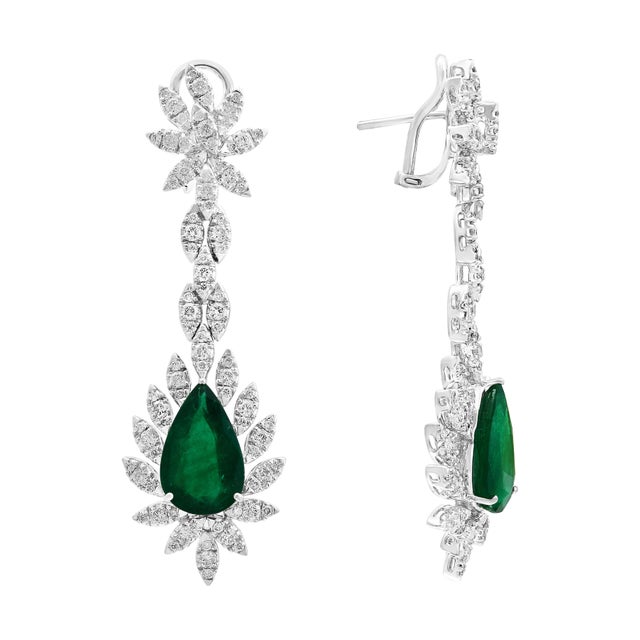 15 Carat Pear Shape Emerald Diamond Hanging/Drop Earrings 18 Karat White Gold For Sale - Image 18 of 18