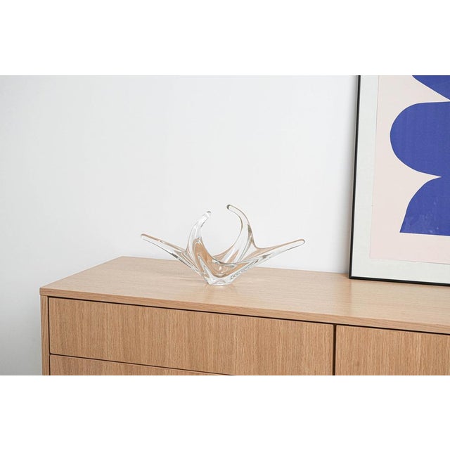 The sculptural platter was made in the 1960s in Italy. An impressive, hand-formed bowl made of transparent glass with a...