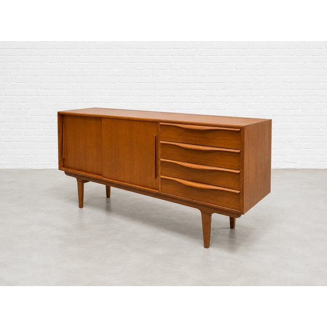 Sculptural Mid Century Modern Styled Credenza / Media Stand / Sideboard For Sale In New York - Image 6 of 11