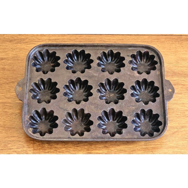 American Antique 12-Cup Cast Iron “Turk’s Head” Gem Pan / Fluted Muffin Tin, Circa 1900 For Sale - Image 3 of 11