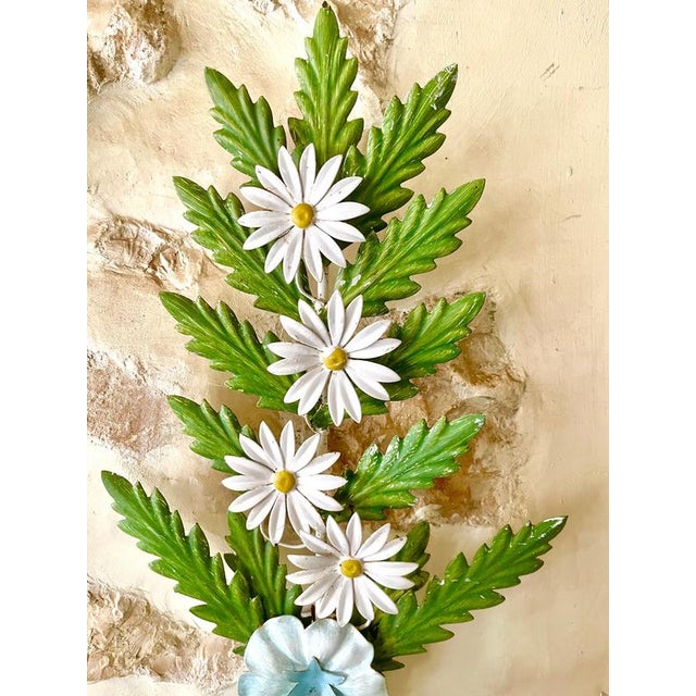 1960s Floral Daisy Wall Light in Hand-Painted Tole Metal, Italy 1960s For Sale - Image 5 of 7