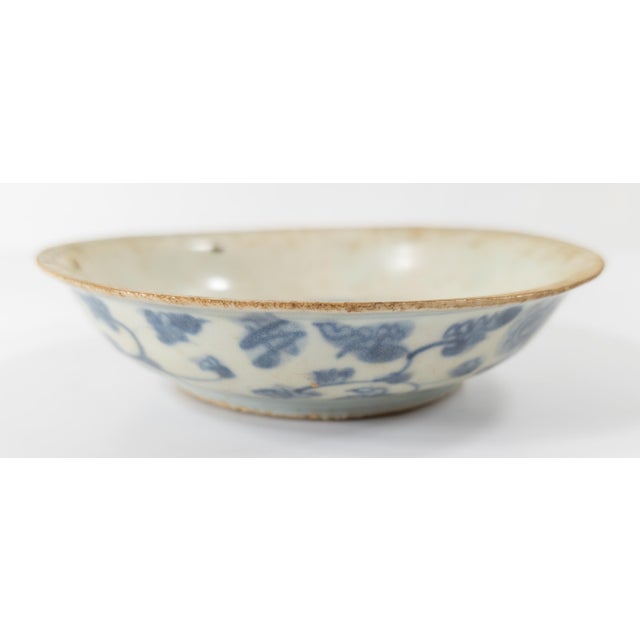 17th Century or Earlier Chinese Chinoiserie Ming Dynasty Export Blue and White Bowl For Sale - Image 4 of 11