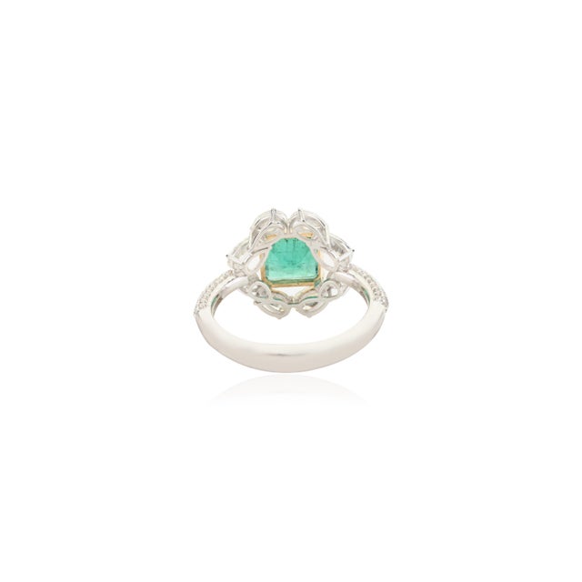 Metal Statement Natural Square Cut Emerald Cocktail Ring in 18k Gold Size 5 For Sale - Image 7 of 12