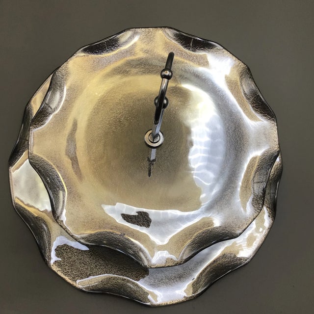 Silver Dorothy Thorpe Style Glass 2 Tiered Serving Tray With Textured Silver Bottoms and Ruffled Edge For Sale - Image 8 of 13