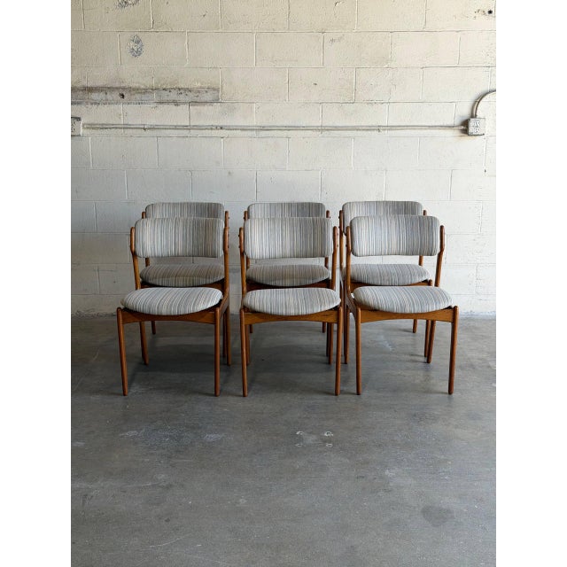 This exceptional set of 6 dining chairs features a fluid organic silhouette with curved floating backrests and sculpted...