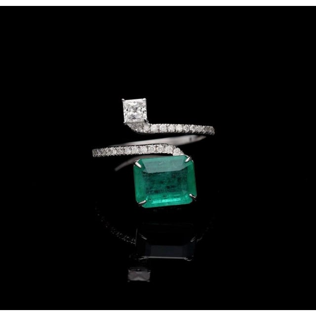 3.11 Ct Emerald Cut Emerald & 0.49 Ct Diamond Bypass Ring in 18 Kt Gold Size 6 For Sale - Image 13 of 18