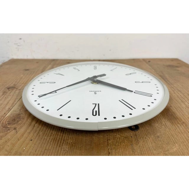 Industrial Factory Grey Wall Clock from Siemens, 1970s For Sale - Image 12 of 17