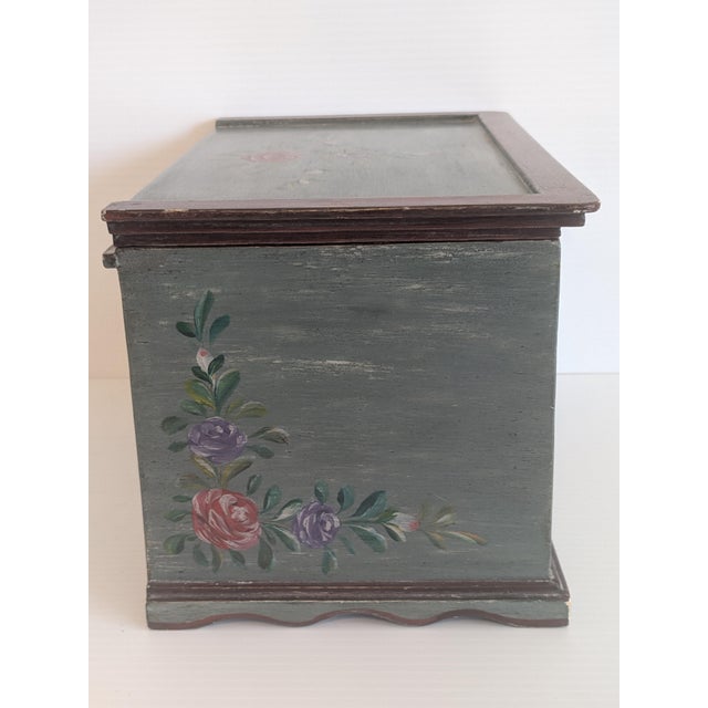 1960s Vintage Handcrafted and Painted Wood Folk Art Jewelry Box For Sale - Image 5 of 12