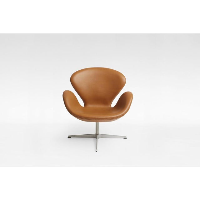 Brown Vintage Swivel Swan Chair in Cognac Leather by Arne Jacobsen for Fritz Hansen, 1950s For Sale - Image 8 of 8