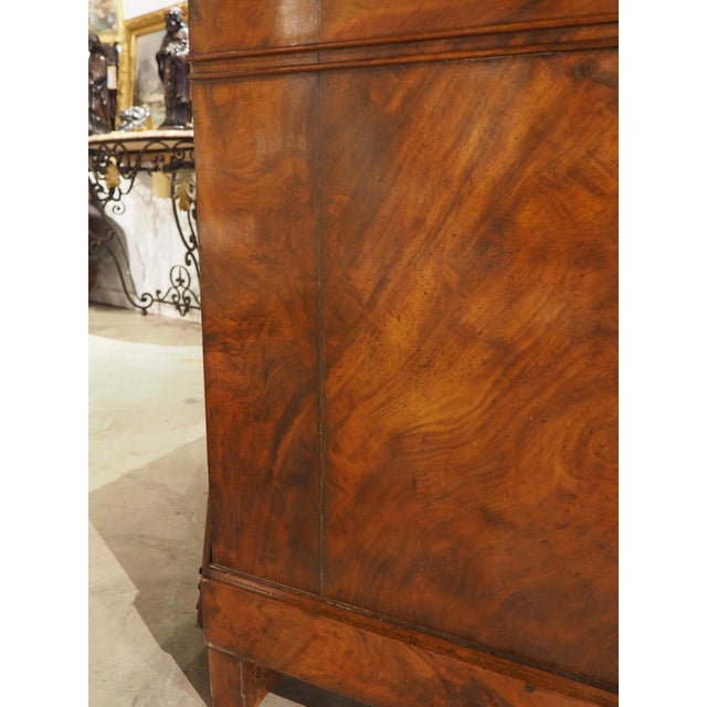 French Circa 1820 French Restauration Commode in Flame Mahogany, Gilt Bronze Hardware For Sale - Image 3 of 18