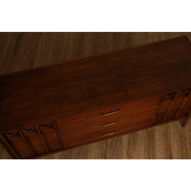 Mid 20th Century Kent Coffey Perspecta Mid Century Modern Walnut 9 Drawer Dresser For Sale - Image 5 of 18