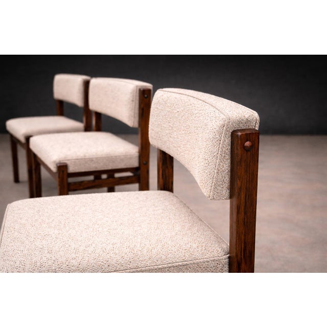 Taupe Sergio Rodrigues, 1959. Eight Tiao chairs in Rosewood (2 armchairs + 6 chairs) - Lot 893-894 For Sale - Image 8 of 17