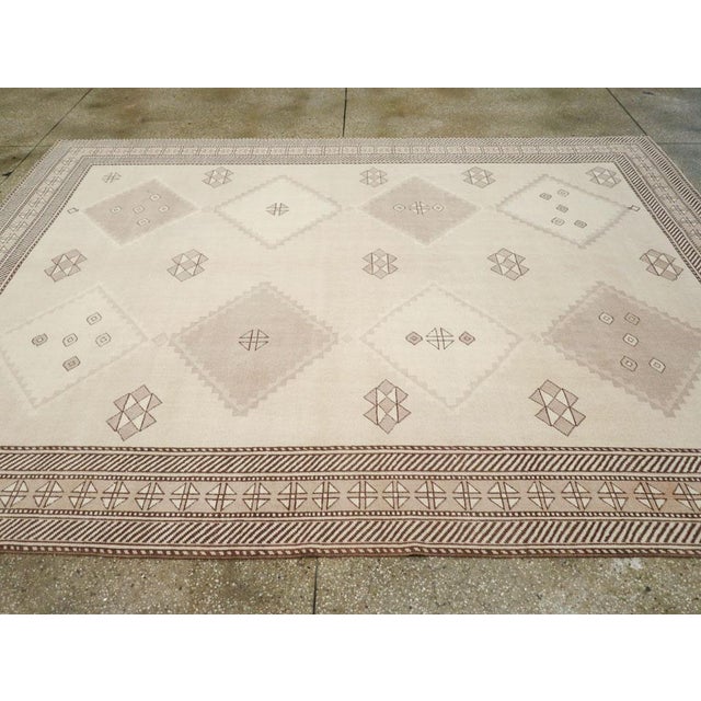 Galerie Shabab Collection Mid-20th Century Turkish Anatolian Room Size Carpet For Sale In New York - Image 6 of 10