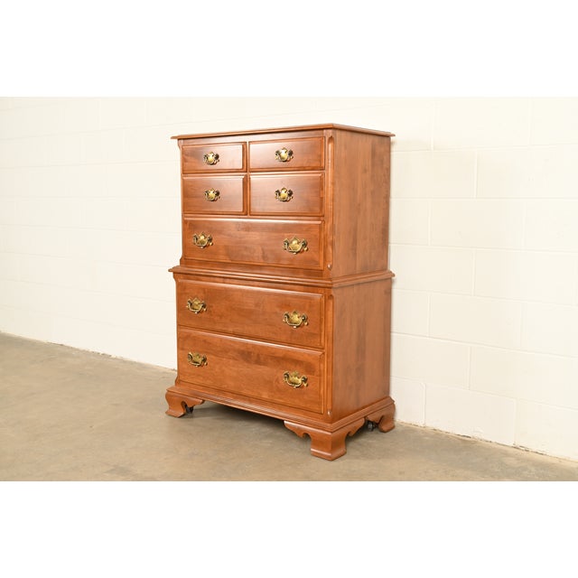 Late 20th Century Ethan Allen Early American Solid Maple Chest-on-Chest Seven-Drawer Highboy Dresser For Sale - Image 5 of 17