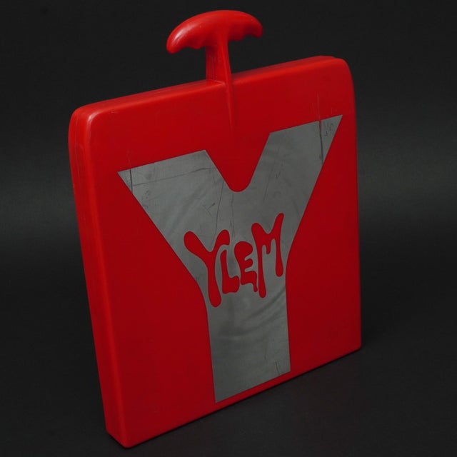 For sale is a loose-leaf collection of art prints on the work of Luigi Colani Loose leaf collection in plastic cassette....