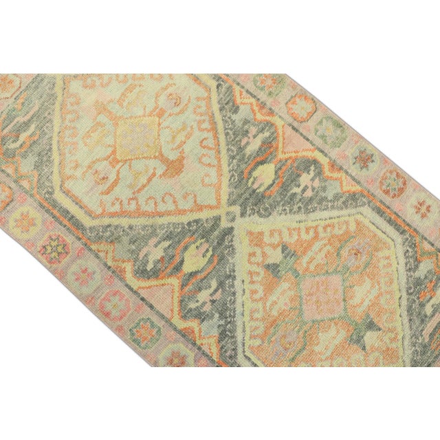 This modern Turkish Oushak rug is a stunning piece of art that has been handwoven using traditional techniques by skilled...