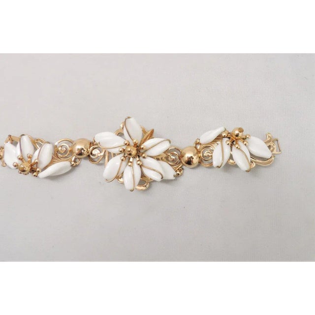 Gold Vintage 1950s Signed Napier White Resin Flowers Bracelet For Sale - Image 8 of 9