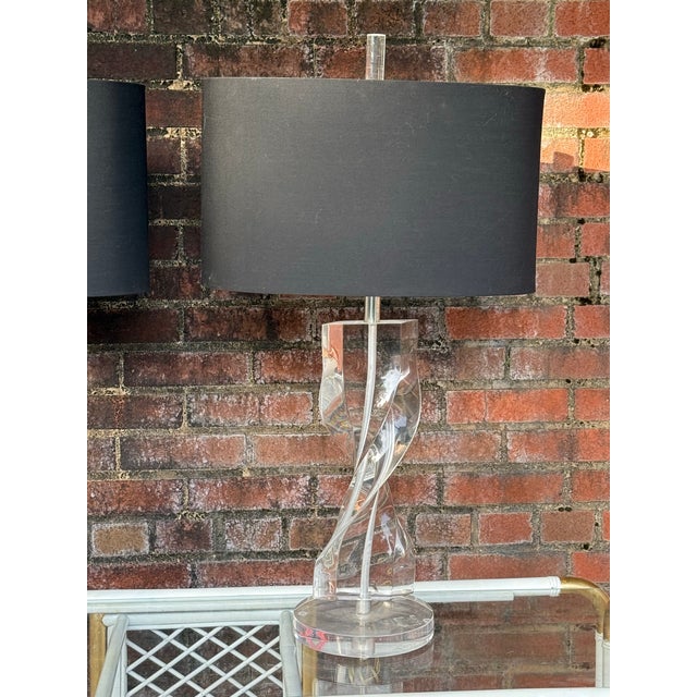 Astrolite Vintage 1970s Hollywood Regency Lucite Helix Table Lamps, Attributed to Herbert Ritts for Astrolite - A Pair For Sale - Image 4 of 12